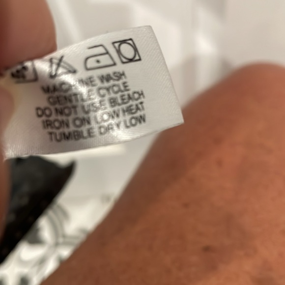 Women’s size 1X blouse with black and grey designs. Comes from a smoke free home - Picture 3 of 5